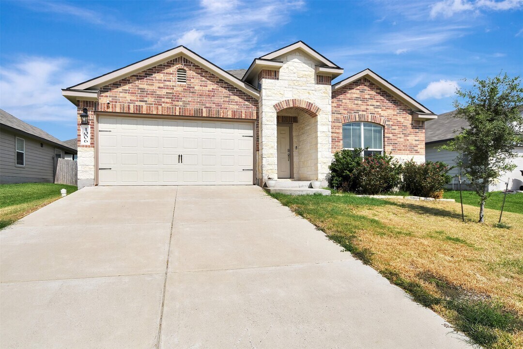 1006 Fannin St in Brenham, TX - Building Photo