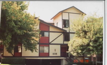 536 E Cypress Ave in Burbank, CA - Building Photo - Building Photo