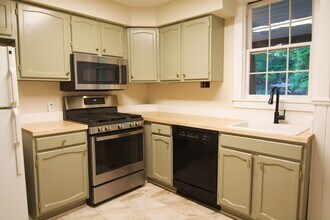 327 Valley Brook Rd, Unit 327 Apartment in Ambler, PA - Building Photo - Building Photo