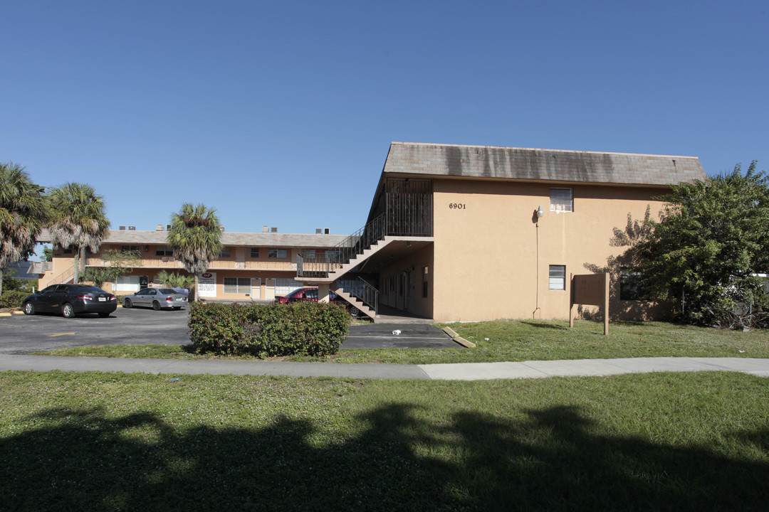 Hollywood Park Apartments in Hollywood, FL - Building Photo