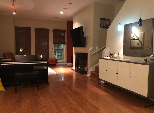 property at 842 W 15th Pl