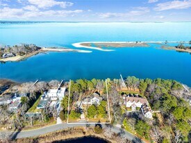 8 Duckwood Ln in Hampton Bays, NY - Building Photo