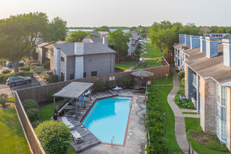 Cloister Condominiums in Houston, TX - Foto de edificio - Building Photo