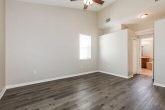 5514 Foxtail Ct in Wesley Chapel, FL - Foto de edificio - Building Photo