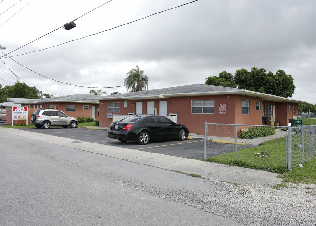 555-565 NE 149th St in Miami, FL - Building Photo