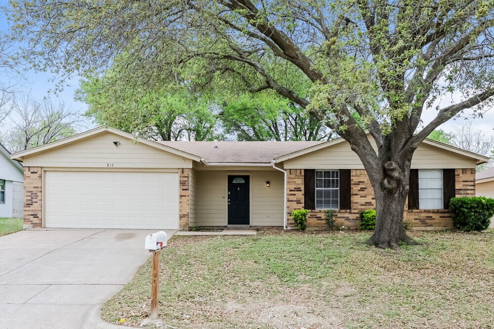 812 Lynne Ln in Burleson, TX - Building Photo