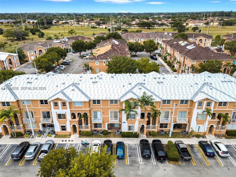 7250 NW 177th St in Hialeah, FL - Building Photo