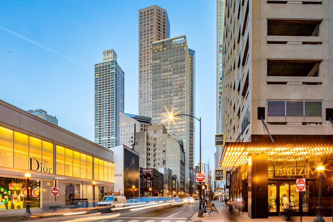 Walton Colonnade in Chicago, IL - Building Photo