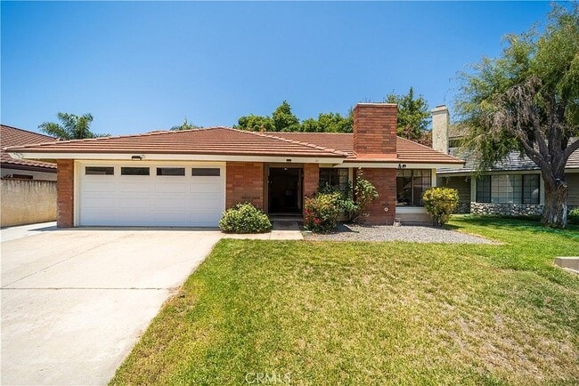 property at 3 Bonanza Ct