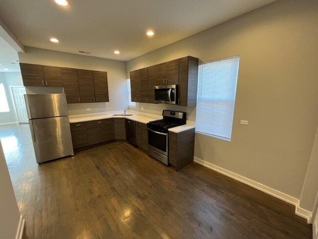 2750 W Cermak Rd in Chicago, IL - Building Photo - Building Photo