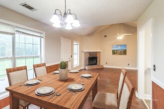 1332 Crestview Rd in Winder, GA - Foto de edificio - Building Photo