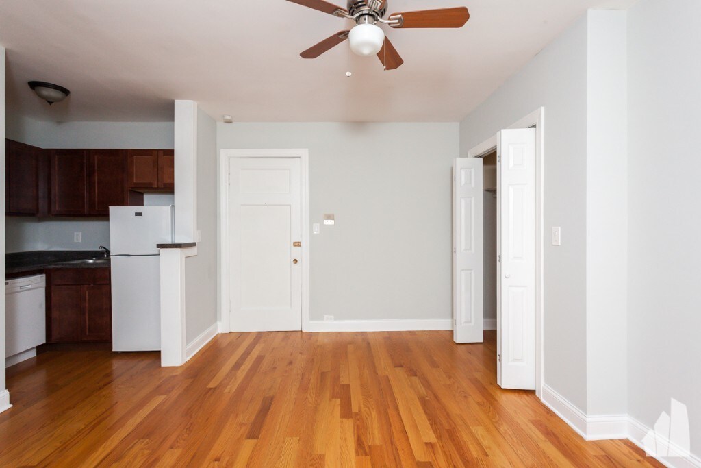 837 W Wolfram St, Unit 305 in Chicago, IL - Building Photo