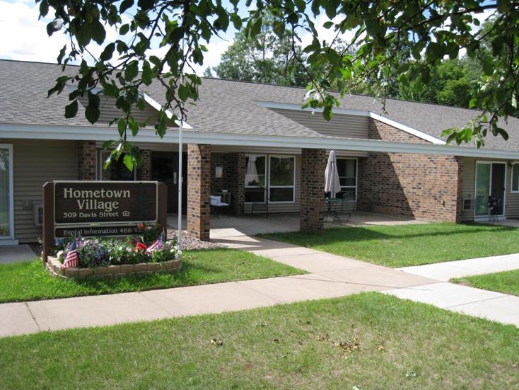 Hometown Village in Minong, WI - Foto de edificio