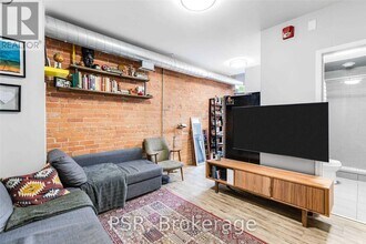 2870 Dundas St W in Toronto, ON - Building Photo - Building Photo