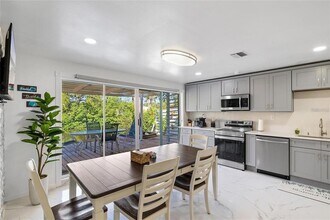 8825 Oak St in Riverview, FL - Building Photo - Building Photo