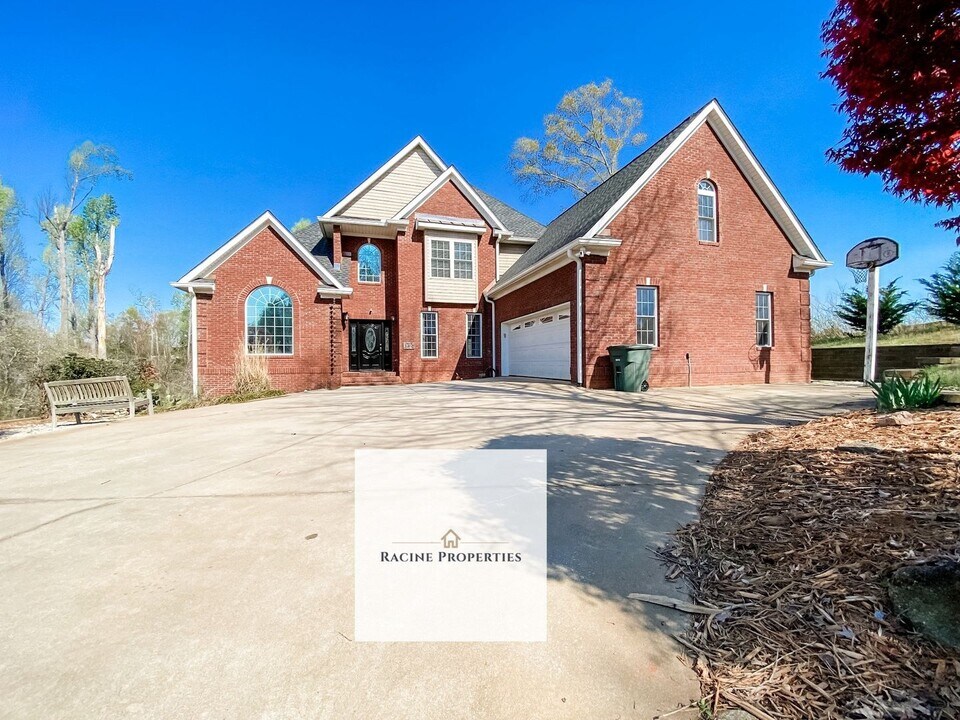364 Fiddlers Way in Seneca, SC - Building Photo