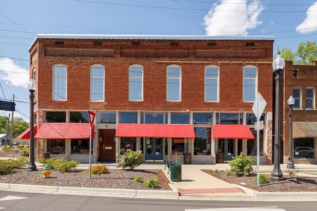 1403 Huntsville Rd in Florence, AL - Foto de edificio - Building Photo