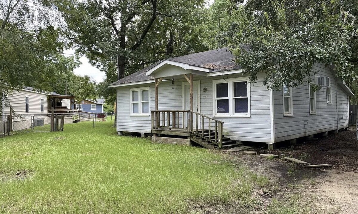 645 W Davis Loop in Vidor, TX - Building Photo