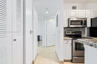 17150 N Bay Rd in Sunny Isles Beach, FL - Foto de edificio - Building Photo