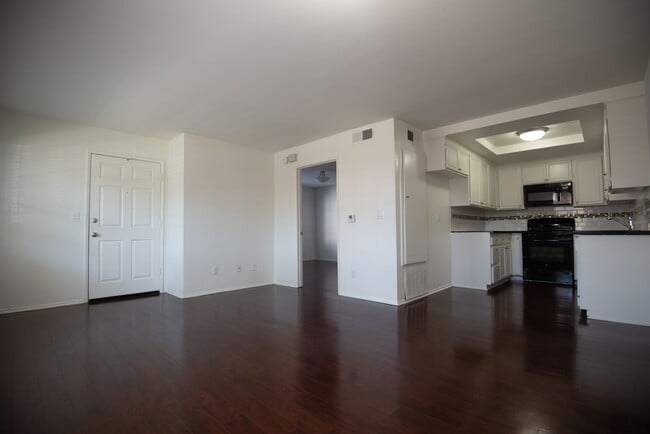 5328 Riverton Ave in Los Angeles, CA - Foto de edificio - Building Photo