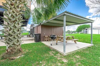 302 Palm Dr in Liverpool, TX - Building Photo - Building Photo