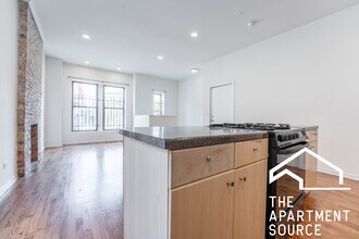 2835 W Medill Ave, Unit 1 in Chicago, IL - Foto de edificio - Building Photo