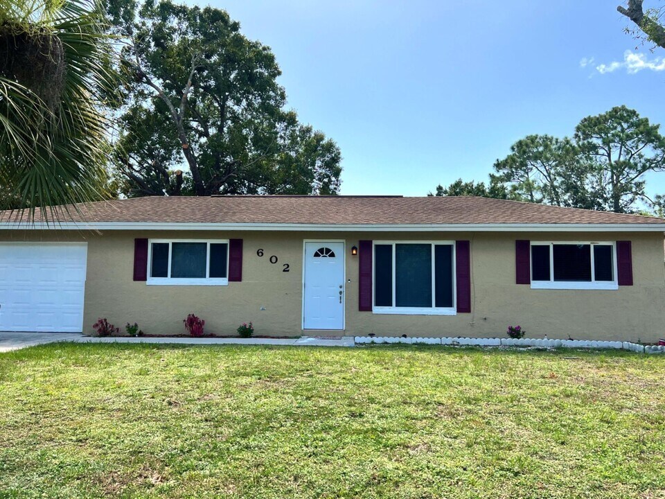602 NW Cardinal Dr in Port St. Lucie, FL - Building Photo