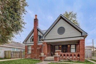 2410 Cleburne St in Houston, TX - Building Photo - Building Photo