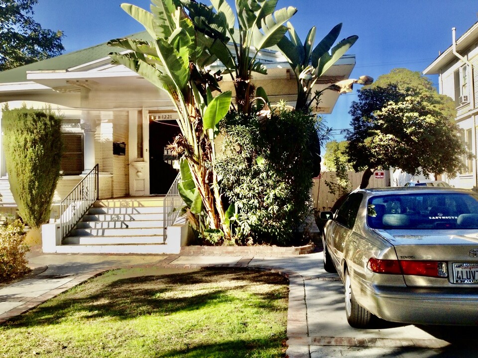 1221 W 30th St in Los Angeles, CA - Building Photo