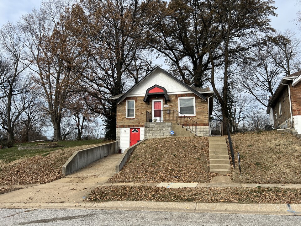 3229 Welsberg Dr in St. Louis, MO - Building Photo