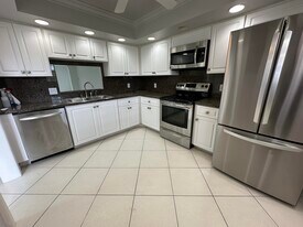250 John F Kennedy Dr in Atlantis, FL - Building Photo