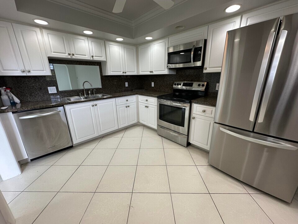 250 John F Kennedy Dr in Atlantis, FL - Building Photo