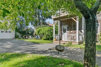 8 Johnson Ct in Newport, RI - Foto de edificio - Building Photo