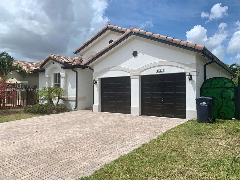 15435 SW 24th Terrace in Miami, FL - Foto de edificio