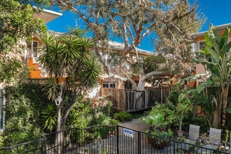 Hayworth Courtyard Apartments – West Hollywood Living in Los Angeles, CA - Foto de edificio - Building Photo