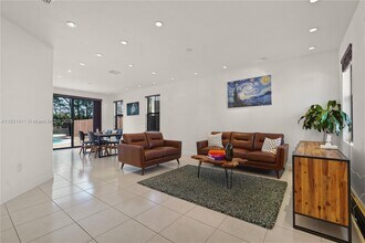 10371 NW 10th St in Miami, FL - Foto de edificio - Building Photo