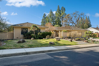 1860 Piedras Cir in Alamo, CA - Foto de edificio - Building Photo