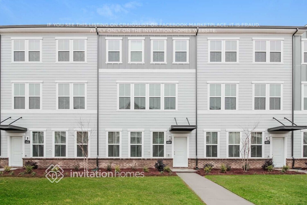 4369 Johnston Oehler Rd in Charlotte, NC - Building Photo