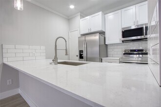 324 Wilcrest Dr in Houston, TX - Building Photo - Building Photo