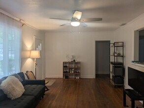4000 Crescent Dr, Unit A in Austin, TX - Building Photo - Building Photo