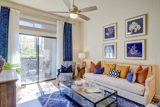 Grove at Wilcrest in Houston, TX - Foto de edificio - Building Photo