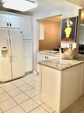 9410 N Hollybrook Lake Dr in Pembroke Pines, FL - Building Photo - Building Photo