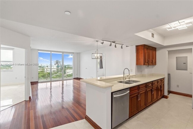 19501 W Country Club Dr, Unit 1610 in Aventura, FL - Building Photo - Building Photo