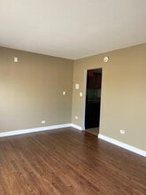 7628 N Milwaukee Ave, Unit ONE BED in Niles, IL - Building Photo - Building Photo