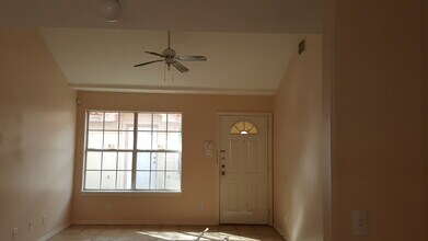 2512 Redbud Ave, Unit 2 in McAllen, TX - Building Photo - Building Photo
