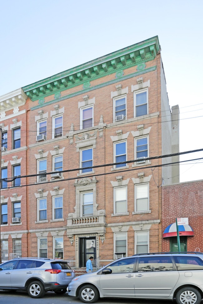 34-27 37th St in Long Island City, NY - Building Photo - Primary Photo