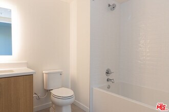 7566 Sunset Blvd-Unit -401PH-E in Los Angeles, CA - Building Photo - Building Photo