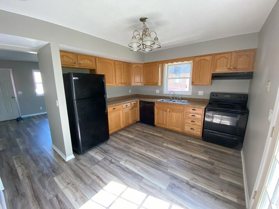 1214 Gebhardt St in Knoxville, IA - Building Photo