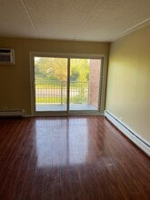 300 W Fullerton Ave, Unit 322 in Addison, IL - Foto de edificio - Building Photo