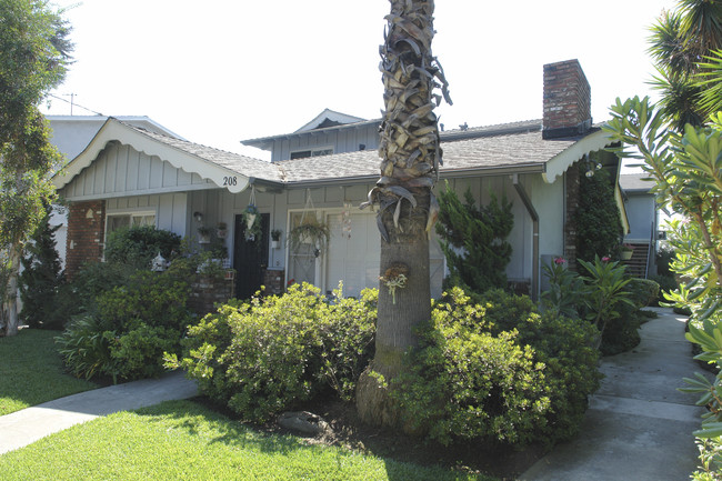 208 E Alhambra Rd in Alhambra, CA - Foto de edificio - Building Photo